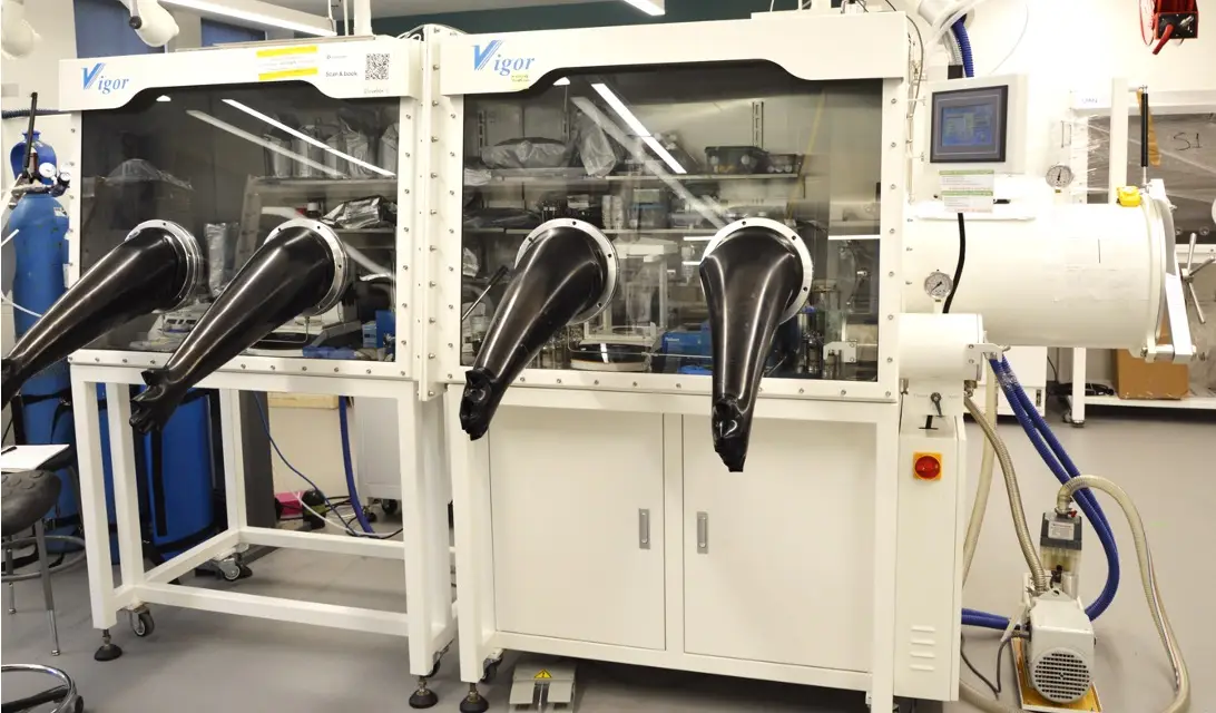 Dual-chamber Glovebox